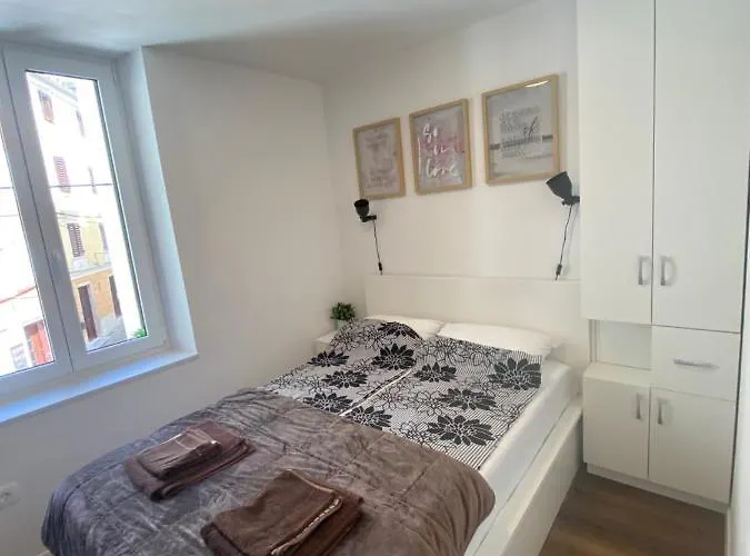 Jolly -center Bright At Tartini Square